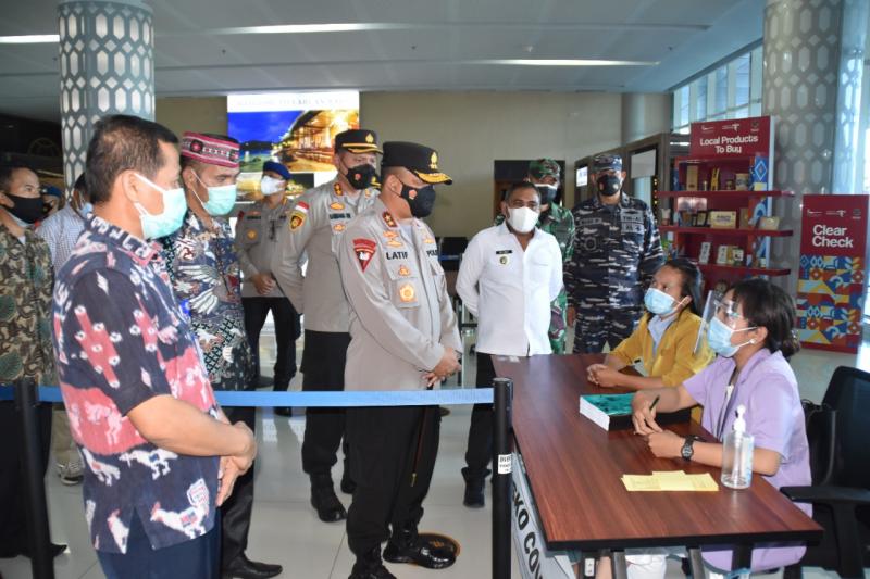  Kapolda NTT Cek Pos Penyekatan PPKM Level III di Bandara Komodo Labuan Bajo