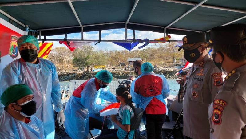 Ratusan Warga Pulau Semau Dapat Vaksinasi Terapung dari Polda NTT