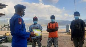 Peduli Kesehatan Buruh, Polisi Bagi Masker Gratis di Pelabuhan Alor