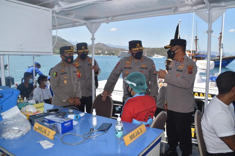  Pakai Kapal Patroli, Wakapolri Apresiasi Vaksin Terapung di Labuan Bajo
