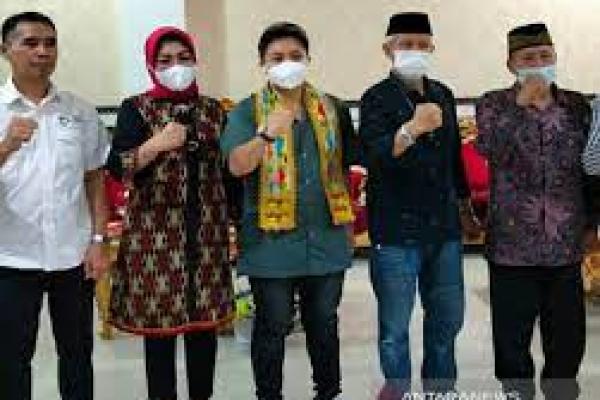 Apriyani Dapat Hadiah Kebun Cengkih dan Kelapa Sawit dari Wagub