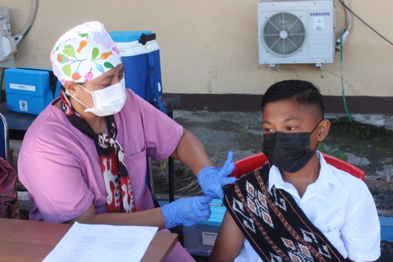 Polres Alor Gelar Vaksinasi  Bernuansa Budaya Untuk 1.193 Warga dan Tahanan