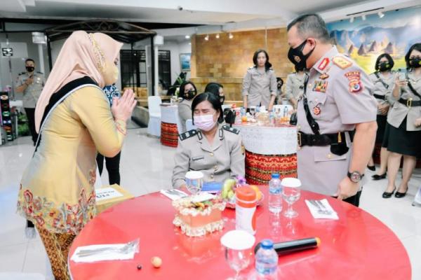 Sakit Menahun, Kapolda NTT dan Istri Beri Tali Asih Kepada Dua Polwan 