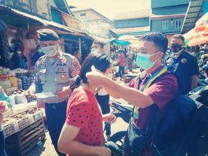 Cegah Covid-19, PMII Manggarai Bagi 1000 Masker di Pasar Inpres Ruteng