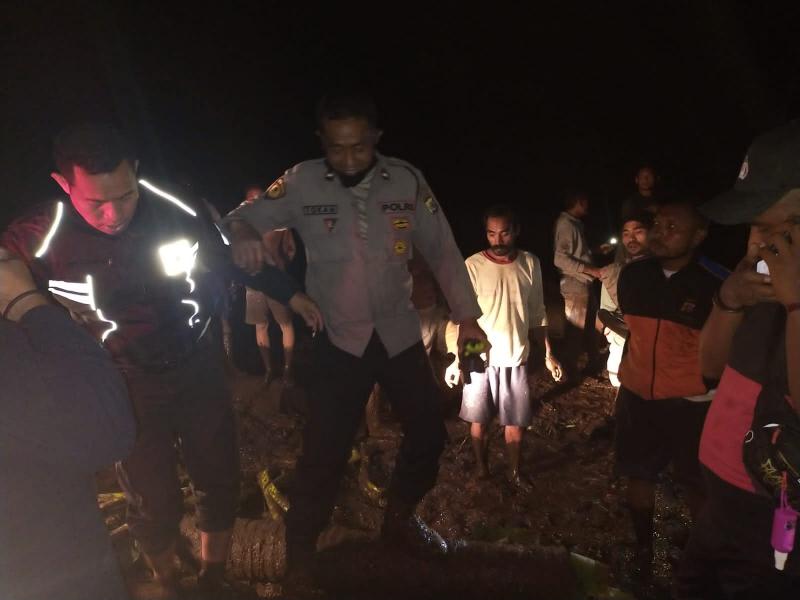  Cari dan Korban Banjir di Ngada, Polisi dan TNI bagi Tim