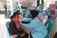 Gerai Vaksinasi Polres Kupang Kota-Staf Khusus Presiden RI Diserbu Ribuan Warga