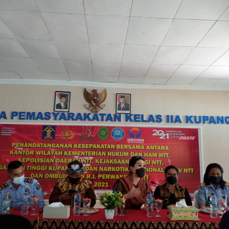 Ketua Dewan Kerajinan Nasional Daerah (Dekranasda) Nusa tenggara Timur (NTT), Julie Sutrisno Laiskodat menyumbang dua mesin pengering daun kelor kepada Lembaga Pemasyarakatan (Lapas) Kelas IIA Kupang.
