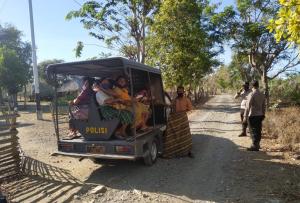 Terkendala Transportasi, Polisi Pakai Mobil Patroli Jemput Warga TTU untuk Divaksin