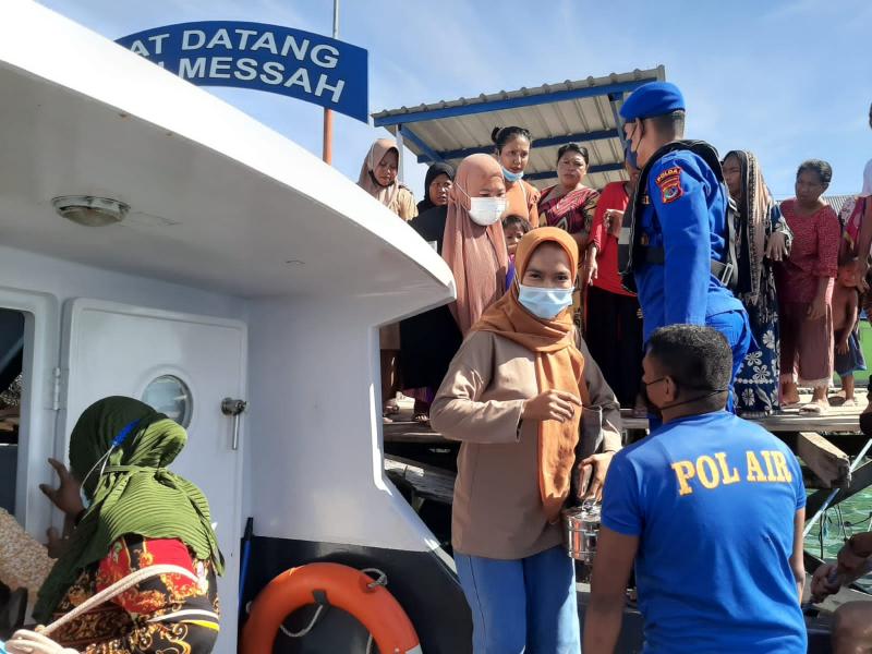 Sejumlah anggota Direktorat Polair Polda NTT mengevakuasi seorang ibu hamil (bumil) yang hendak melahirkan dari Pulau Mesah, Kabupaten Manggarai Barat, Provinsi Nusa Tenggara Timur, Rabu (15/9/2021).