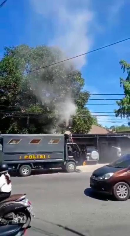 Aksi Heroik Bripka Marten Taus Padamkan Api Kabel Listrik Terbakar di Kota Kupang