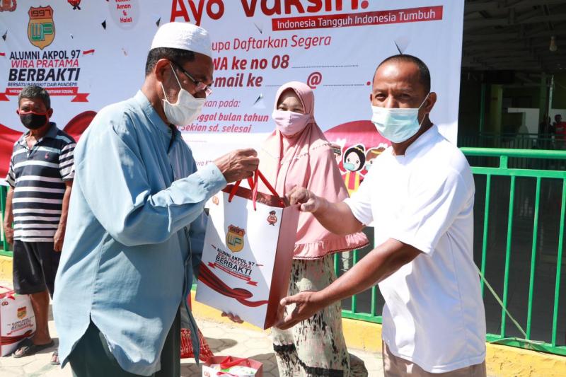 Alumni Akpol 97 di Kupang Gelar Vaksinasi Massal dan Salurkan Bansos