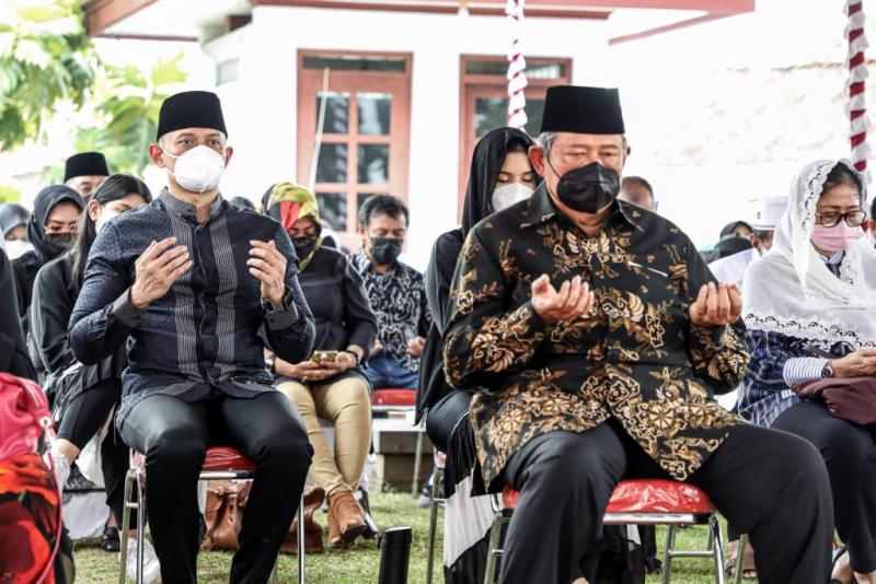 Hadiri Prosesi Pemakaman Ibu Ageng, SBY dan AHY Kenang Almarhumah