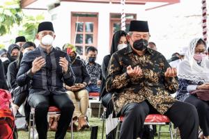 Hadiri Prosesi Pemakaman Ibu Ageng, SBY dan AHY Kenang Almarhumah