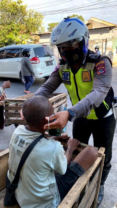 Cara Sederhana Rayakan HUT Lalu Lintas, Polantas di Kupang Bagi Masker Gratis