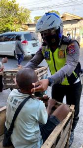 Cara Sederhana Rayakan HUT Lalu Lintas, Polantas di Kupang Bagi Masker Gratis