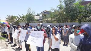 WNA Afghanistan di Kupang Gelar Demo di Depan Kantor IOM 