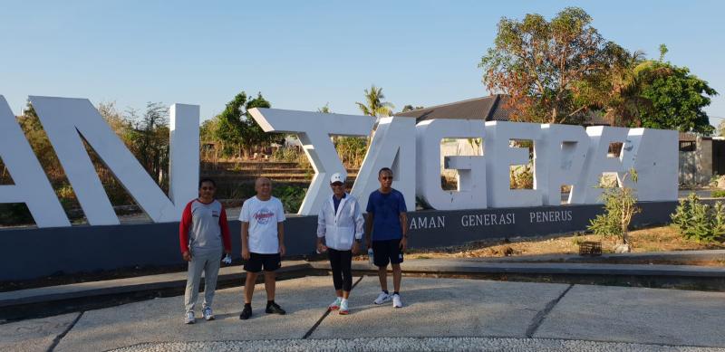  Saleh Husin dan Menkop UKM Teten Masduki Jalan Pagi Di Kota Kupang