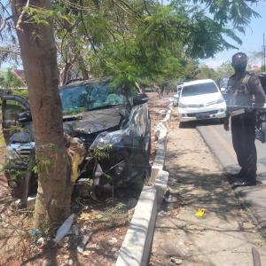Pengemudi Mengantuk, Toyota Fortuner Tabrak Separator Jalan Depan SMP 5 Kupang