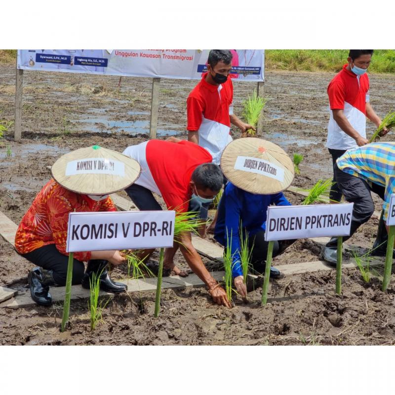 Dirjen Aisyah Temani Komisi V Sapa Transmigran di Bulungan