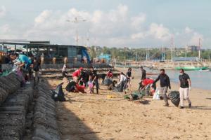  Dosen Pemulung Ajak Mahasiswa Bersihkan Pantai Warna Oesapa di Kupang