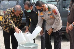  Jelang Pilkades Serentak, Ribuan Liter Miras di Sumba Tengah Dimusnahkan