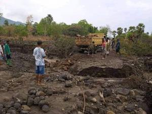 Transportasi ke Tiga Desa Lumpuh, Akibat Jalan Putus Dihantam Banjir Lahar Dingin Gunung Ile Ape 