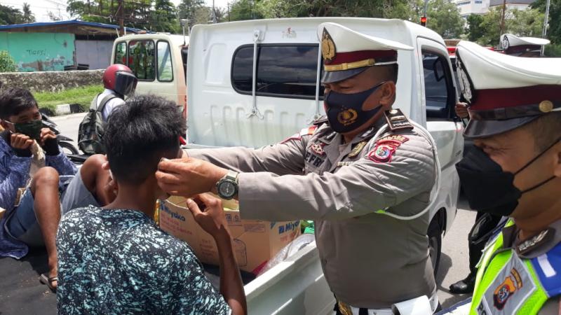Hari Pertama Operasi Zebra Ranakah 2021, Polantas Beri Himbauan dan Bagi Masker