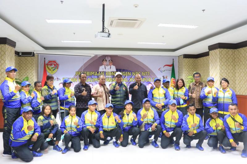  Gubernur NTT, Viktor Bungtilu Laiskodat dan Wagub NTT, Josef Nae Soi foto bersama Kontingen NPC NTT Pekan Paralimpik Nasional (Peparnas) XVI Papua 2021 di Kantor Gubernur NTT, Kamis (18/11/2021).