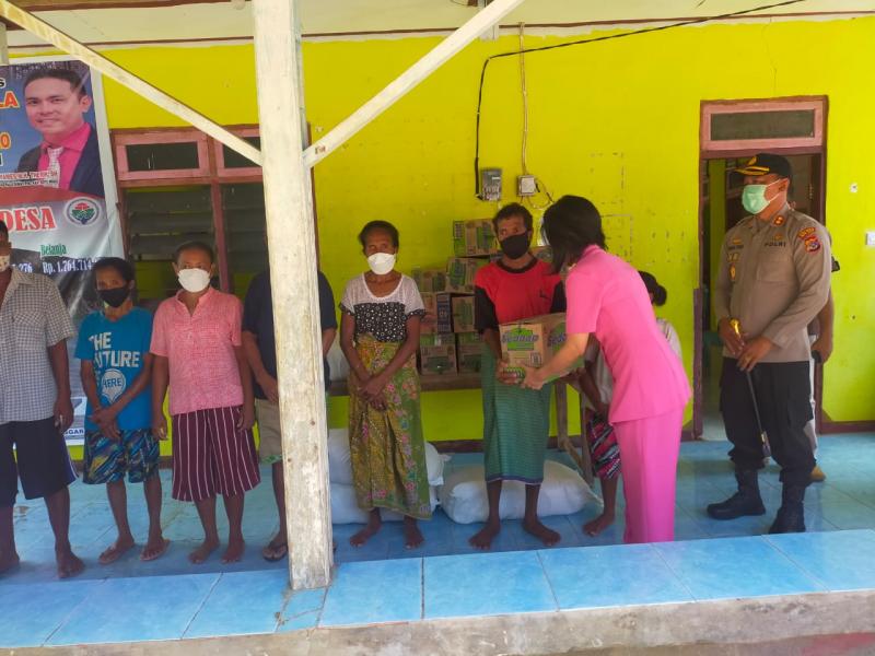 Peduli Korban Banjir, Kapolres dan Ketua Bhayangkari Rote Ndao Salurkan Bantuan
