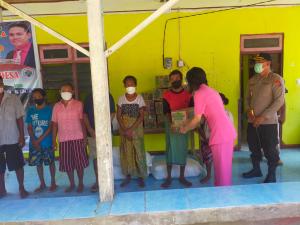 Peduli Korban Banjir, Kapolres dan Ketua Bhayangkari Rote Ndao Salurkan Bantuan