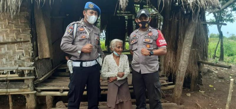 Seorang Nenek  di Sumba Timur Lapor Atap Rumah Bocor, Dua Anggota Polsek Ini Galang Bantuan 