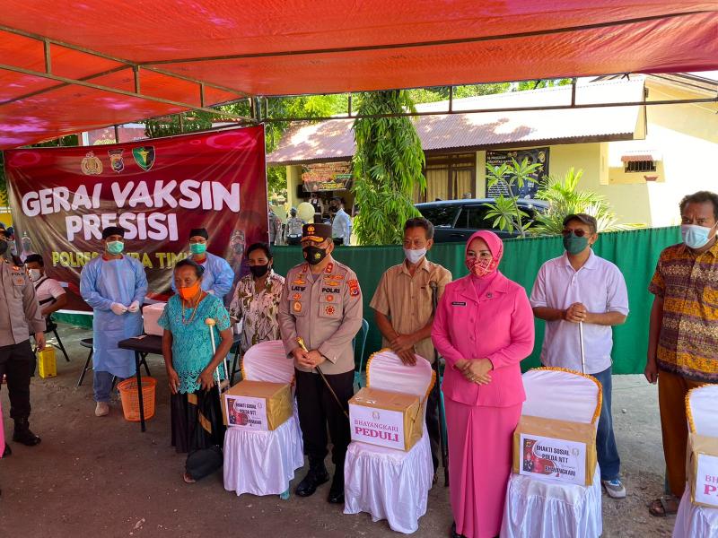 Kaum Disabilitas di Sumba Timur Terharu Dapat Layanan Vaksinasi Massal oleh Polri