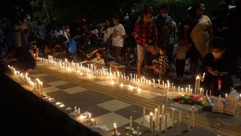   Warga Kota Kupang Gelar Aksi 1000 Lilin untuk Astrid &, Lael Maccabe, Ibu dan Anak Korban Pembunuh
