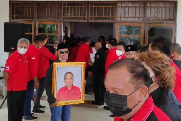 Dari Bandara, Jenazah Mantan Gubernur NTT Disemayamkan Sementara di Sekretariat PDIP NTT