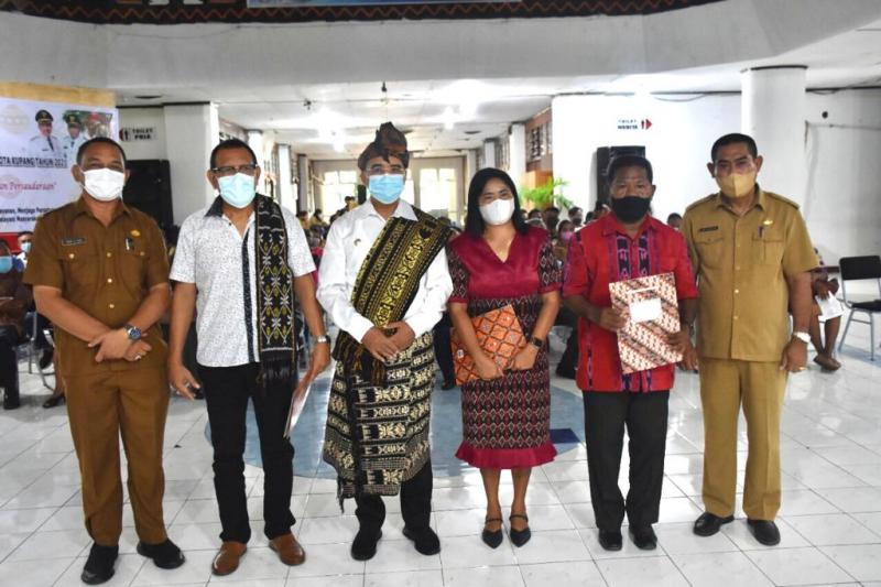 Wali Kota Kupang, Dr. Jefirstson R. Riwu Kore, MM, MH, melepas 75 pensiunan ASN dan menyerahkan santunan bagi keluarga 15 ASN di lingkup pemerintah Kota Kupang yang telah meninggal dunia.