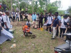 Rekonstruksi Hari Kedua, Randy Lakoni Adegan Kubur Jenazah Astri dan Lael di Penkase Oeleta