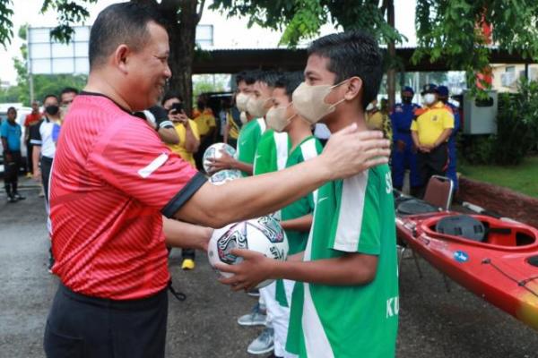 Peduli Pembinaan Olahraga, Kapolda NTT Sumbang Bola dan Jersey untuk Klub Bola di Kota Kupang