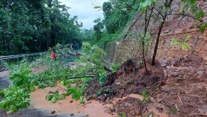 Tanah Longsor dan Banjir Kiriman Sebabkan Ruas Jalan di Pulau Sumba Terputus