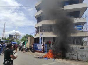 Tak Dipilih jadi Ketua Partai Demokrat NTT, Pendukung Jeriko Bakar Atribut Partai