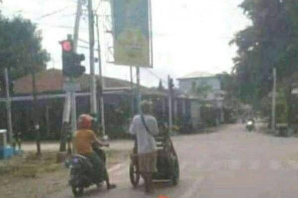 Pria Pakai Gerobak Dorong Ikut Berhenti saat Lampu Merah di Malaka Viral 