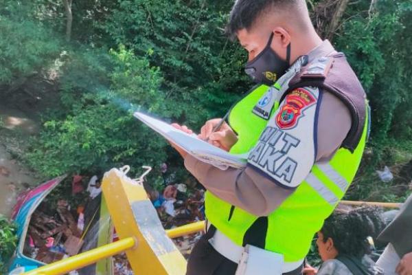  Lakalantas Maut di Sumba Timur, Truk Terjun dari Atas Jembatan Akibatkan Dua Penumpang Tewas