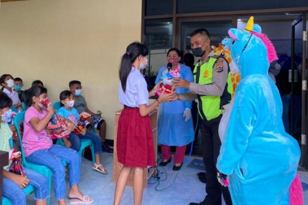  Vaksinasi untuk Anak-Anak di Sumba Timur Dihibur Badut dan Aneka Game 