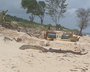 Penambangan Pasir Ilegal di Pulau Sumba Merusak Pantai Mananga Aba 