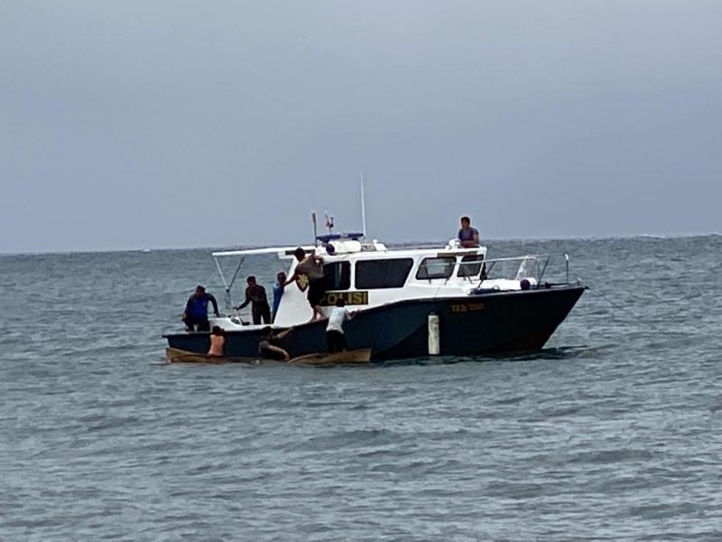 Kapolres Alor Terjunkan Anggota Bantu Entry Data Vaksin di Wilayah Pulau