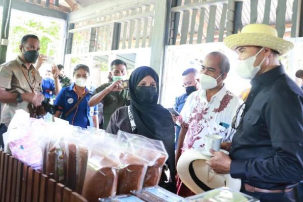 Kunker ke Belu, Gubernur NTT Serahkan CSR dan Kredit Mikro Merdeka Bank NTT
