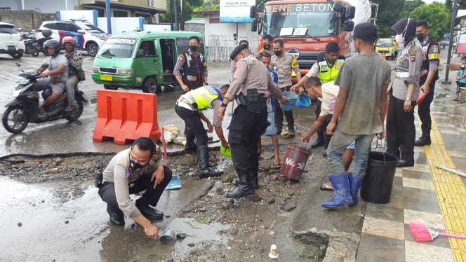 Rawan Lakalantas, Satlantas Polres Kupang Kota Tambal Jalan Berlubang