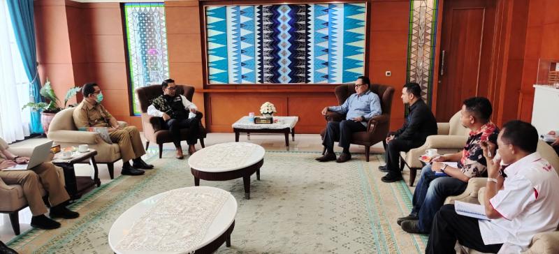 Wakil Gubernur NTT selaku Ketua Umum KONI NTT, Josef Nae Soi terlibat diskusi bersama Gubernur Jawa Barat, Ridwan Kamil membahas dukungan kepada NTT dan NTB untuk menjadi tuan rumah Pekan Olahraga Nasional (PON) 2028 mendatang.