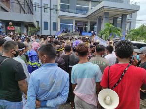 Rapat Partai Demokrat NTT di Kupang Diwarnai Aksi Bakar Spanduk AHY