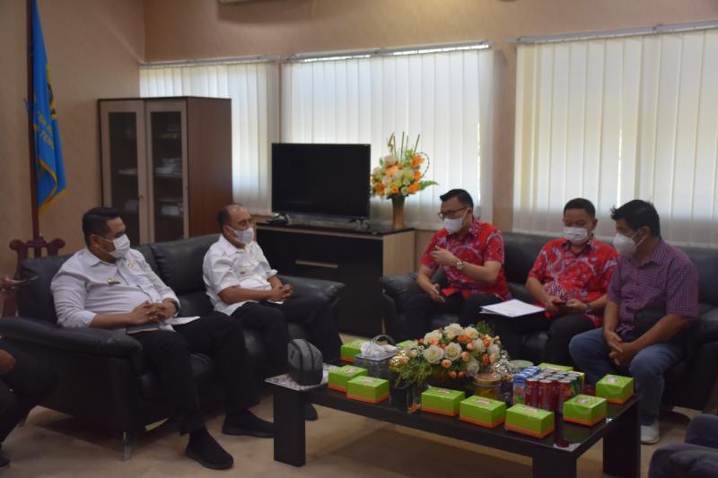 Wali Kota Kupang, Dr. Jefirstson R. Riwu Kore,MM,MH, melakukan audiens dengan Pengurus Persatuan Sosial Masyarakat Tionghoa Indonesia (PSMTI) Kota Kupang di ruang kerja Wali Kota, lantai 2 Balai Kota Kupang, Rabu (16/2/2022).