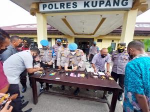  Kabid Propam Polda NTT Ingatkan Anggota Polres Kupang Soal Senpi dan Aturan Pakaian Dinas